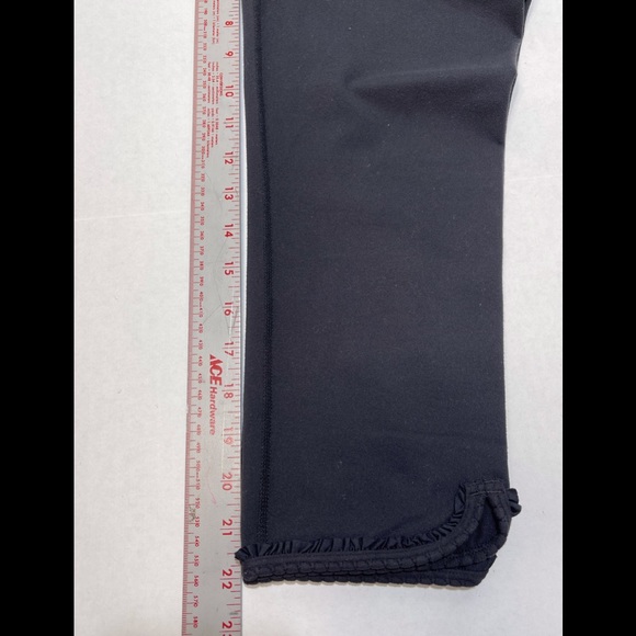 Lululemon Crop Leggings Ruffle Panels Capri Yoga Black Pants Women’s Size 8. - Picture 8 of 8